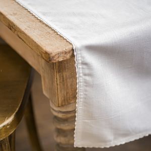 Hovedbilde Bordl&oslash;per i lin og bomull med blondedetaljer ...